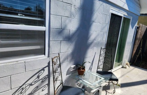 Childs Park Cabaña | Newly-remodeled Guesthouse for rent 10 mins to Central Ave and beaches