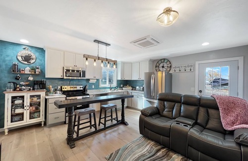 Montrose Cabaña | Newly Remodeled Interior is Warm and Inviting. 10 minutes from town.