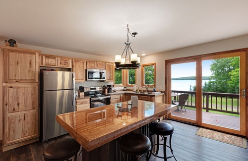 Presque Isle Casa | Lago recientemente remodelado en casa con vistas panorámicas y área de baño privado