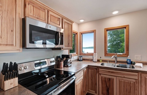 Presque Isle Casa | Lago recientemente remodelado en casa con vistas panorámicas y área de baño privado