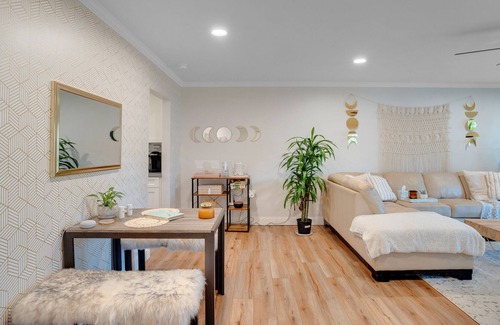 Pinole Condominio | Newly remodeled light filled condo