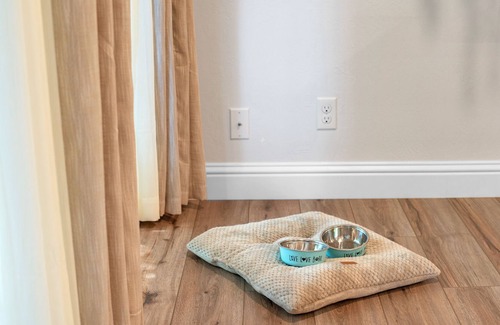 Pinole Condominio | Newly remodeled light filled condo