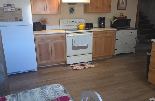 Beach Cabina | Newly Remodeled Lower Level Hunting Lodge near Medora, ND - Sleeps 5 to 8