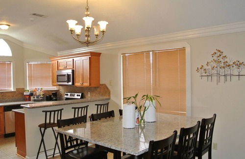 Tall Timbers - Brechtel Casa | Hermosa casa espaciosa recientemente remodelada con 4BR / 2BA / 5BEDS: 1King + 4Queens! ¡BONITO!