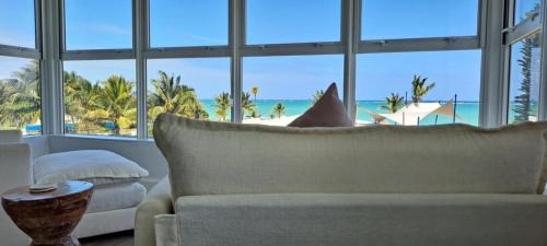 Discovery Bay Apartamento | Newly Remodeled Luxury Beachfront 2-Bedroom Condo