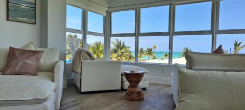 Discovery Bay Apartamento | Newly Remodeled Luxury Beachfront 2-Bedroom Condo
