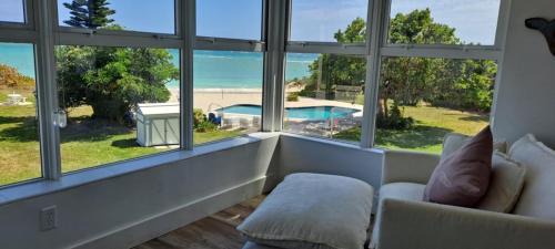 Discovery Bay Apartamento | Newly Remodeled Luxury Beachfront 2-Bedroom Condo