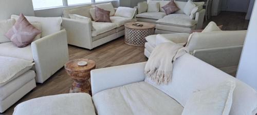 Discovery Bay Apartamento | Newly Remodeled Luxury Beachfront 2-Bedroom Condo