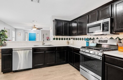 Austin Casa | Newly Remodeled Modern Pet-Friendly W/ Google Fiber + Bars+Food+Nature Nearby