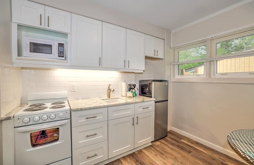 Sanibel Cabaña | Newly remodeled Parakeet cottage! Walking distance to beach, restaurants, shops!