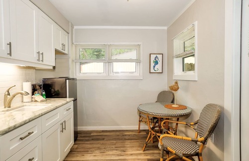 Sanibel Cabaña | Newly remodeled Parakeet cottage! Walking distance to beach, restaurants, shops!