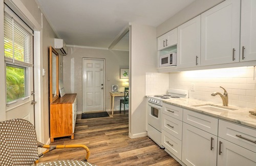 Sanibel Cabaña | Newly remodeled Parakeet cottage! Walking distance to beach, restaurants, shops!