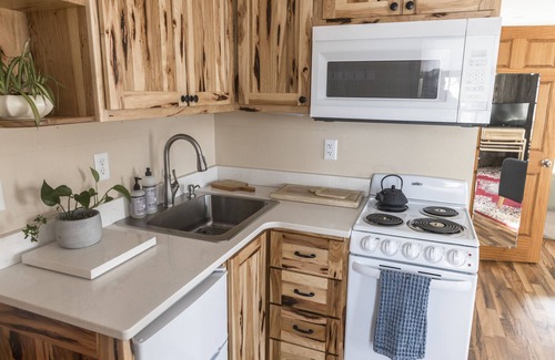Viroqua Apartamento | Newly remodeled, private, sunny downtown apartment; near restaurants & shopping.