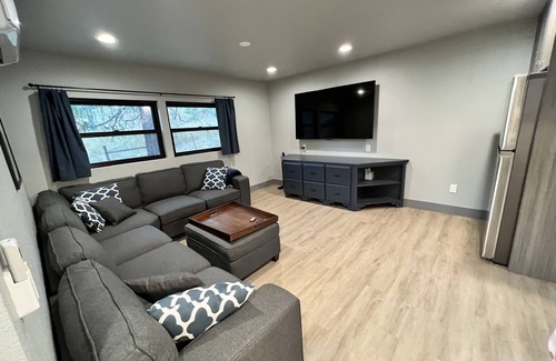 Miramonte Cabina | Newly remodeled ranch bunkhouse, just 35 min from Kings Canyon