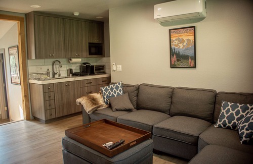 Miramonte Cabina | Newly remodeled ranch bunkhouse, just 35 min from Kings Canyon