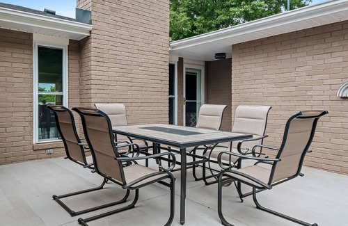 Prairie Creek Casa | Newly remodeled secluded home near downtown with Ping-Pong table, patio, W/D, AC