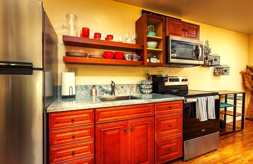 Three Rivers Cabaña | Newly remodeled Studio Cottage, perfect for two!