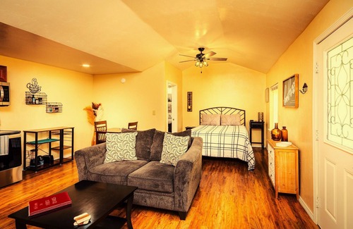 Three Rivers Cabaña | Newly remodeled Studio Cottage, perfect for two!
