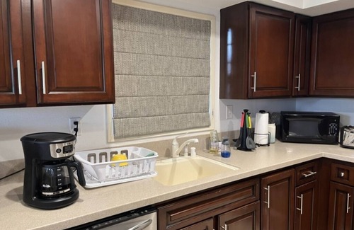 Bermuda Dunes Condominio | Recientemente remodelado unidad con piscina, campo de golf y vistas a la montaña!