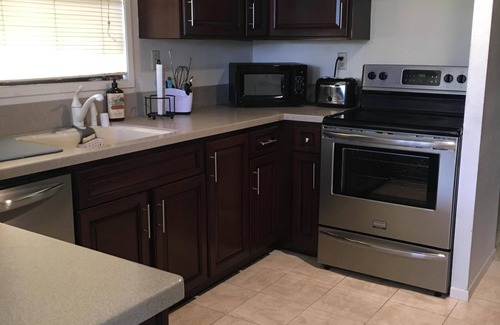 Bermuda Dunes Condominio | Recientemente remodelado unidad con piscina, campo de golf y vistas a la montaña!