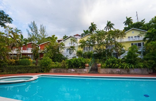 Mango Walk Apartamento | Newly remodeled unit in gated complex.