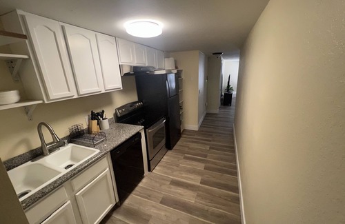 Southeastern Sacramento Apartamento | Newly Remodeled Victorian Triplex 1b/1ba 10mis from downtown Sac w/private patio