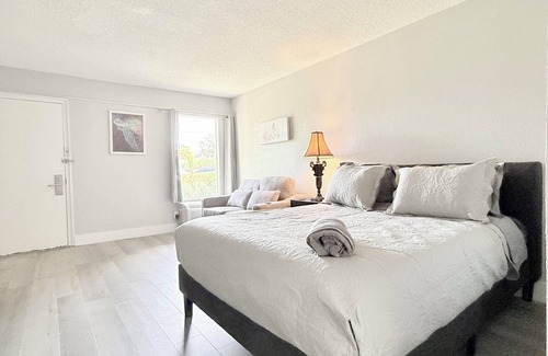 Trailer Estates Hotel | !NEWLY REMODELED!WATER FRONT CONDO-POOL/GYM/BOAT RENTALS/WI-FI/LAUNDRY FACILITY!