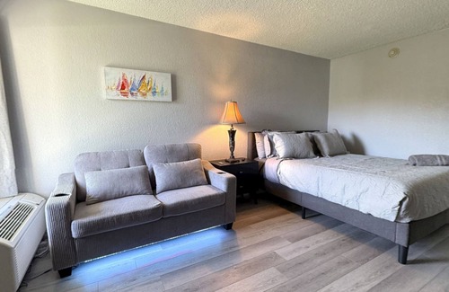 Trailer Estates Hotel | !NEWLY REMODELED!WATER FRONT CONDO-POOL/GYM/BOAT RENTALS/WI-FI/LAUNDRY FACILITY!