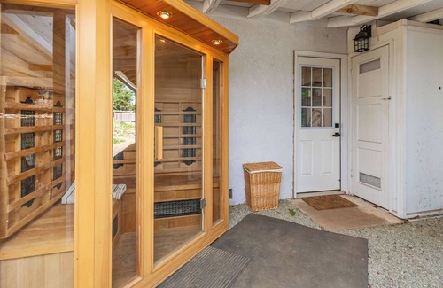 Apple Hill Casa | Newly Remodled home walking distance to APPLE HILL + SAUNA