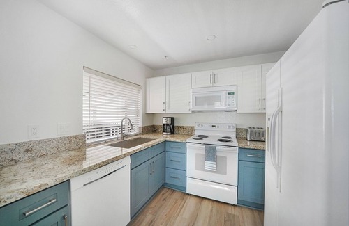 Monarch Beach Condominio | NEWLY REMODLED! Walk to Beach! Come Experience Starboard Charm!