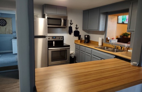 Port Clinton Cabina | Newly remolded Lodge close to public boat ramps , beach and fishing charters.