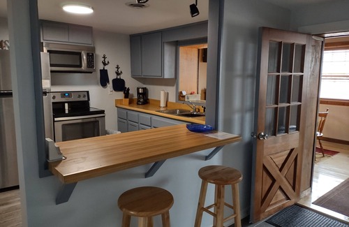 Port Clinton Cabina | Newly remolded Lodge close to public boat ramps , beach and fishing charters.