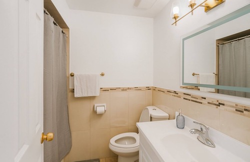 Jane and Finch Cama Y Desayuno | Newly Reno’d 3BR Bungalow w/ Backyard Volleyball Set—Near TTC & Rogers Stadium!