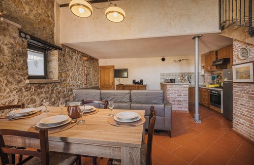 Nova Vas Villa | Pequeña villa recientemente renovada de 2 dormitorios con jacuzzi, para 4 personas.