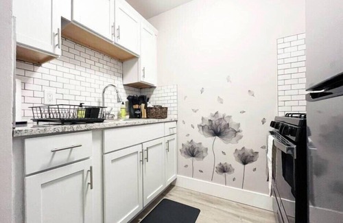 Garfield Heights Apartamento | Newly Renovated ~ Modern ~ 5 Star First Floor Unit