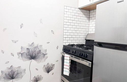 Garfield Heights Apartamento | Newly Renovated ~ Modern ~ 5 Star First Floor Unit