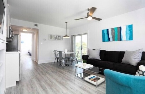 Admiral Estates Condominio | Newly renovated 1 bedroom 1 bath Condo!