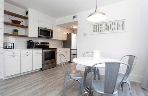 Admiral Estates Condominio | Newly renovated 1 bedroom 1 bath Condo!