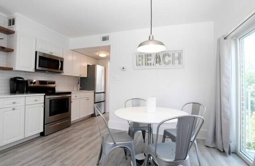 Admiral Estates Condominio | Newly renovated 1 bedroom 1 bath Condo!
