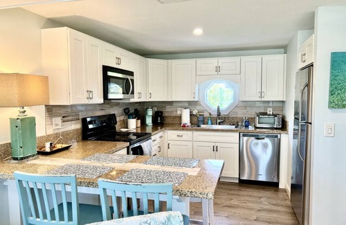 St. Augustine Beach Cabaña | Newly Renovated 1 Bedroom + Office/Den Cottage on Oceanfront Property with Pool Access - St. Augustine Beach