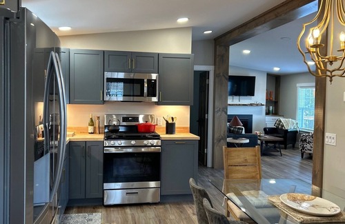 Colchester Cabaña | Newly Renovated 2-bedroom cottage in Colchester with Beach Access, WiFi, AC