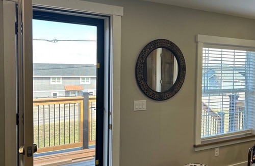 Colchester Cabaña | Newly Renovated 2-bedroom cottage in Colchester with Beach Access, WiFi, AC