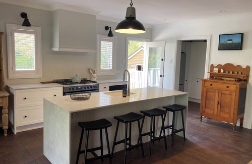 Wollombi Otro | Newly renovated 2 bedroom farmhouse with swimming pool. Walk to Wollombi village