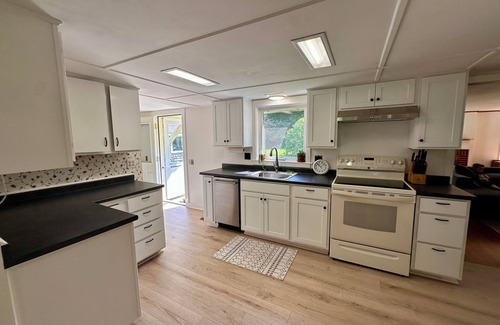 Camden Cabaña | Newly renovated 2-bedroom cottage conveniently located with all the amenities!