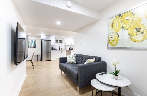 Richmond Hill Casa | Newly renovated 2 bedroom suite lower level.