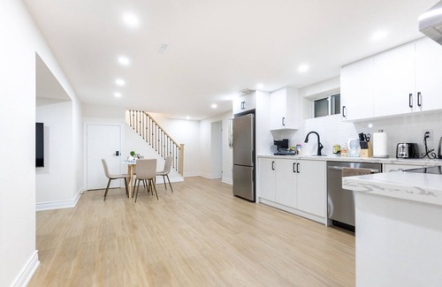 Richmond Hill Casa | Newly renovated 2 bedroom suite lower level.