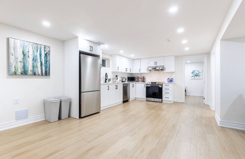 Richmond Hill Casa | Newly renovated 2 bedroom suite lower level.
