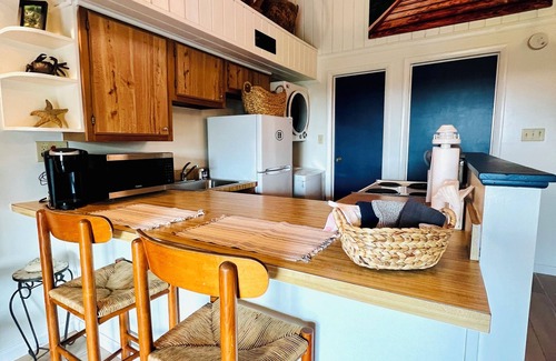 Ocean Ridge Condominio | NEW LISTING. 2BR condo, Resort amenities, golf course view, beach access.