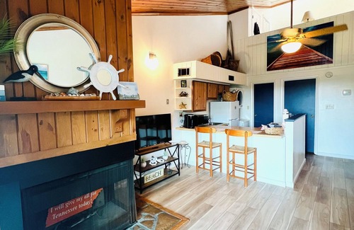 Ocean Ridge Condominio | NEW LISTING. 2BR condo, Resort amenities, golf course view, beach access.