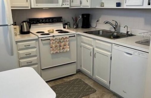 Vero Beach Condominio | Newly renovated 2bed 2 bath. 1.5 mile to all 3 beautiful beaches. Sleeps 5.